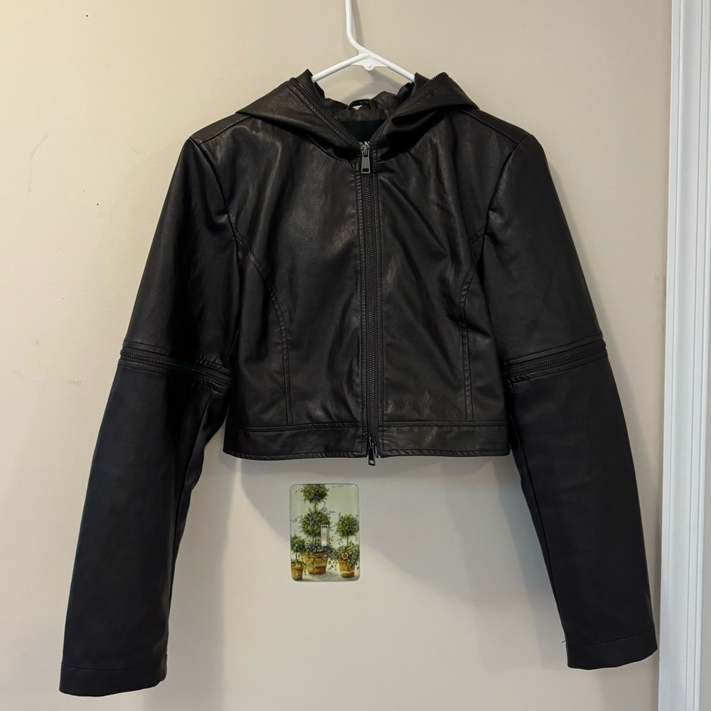 Fashion Nova faux leather jacket cropped. Zipper detailing